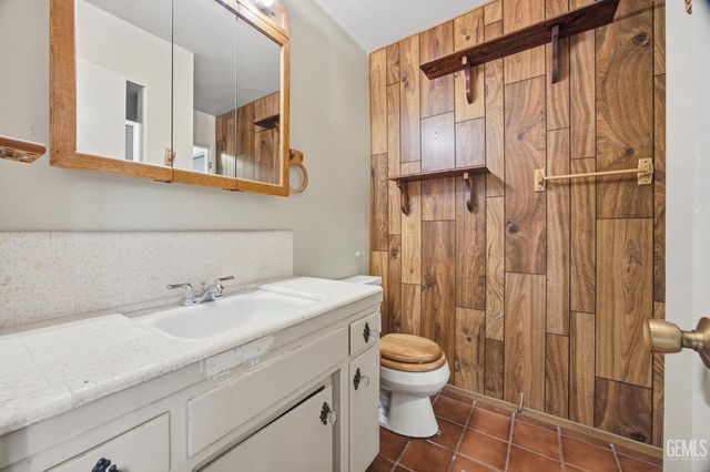 2418 Hasti Acres Drive, Bakersfield, CA 93309