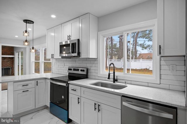 16 BARRINGTON LN, Willingboro, NJ 08046