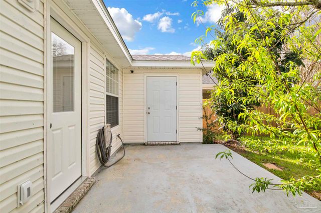 2491 Trailwood Dr, Cantonment, FL 32533