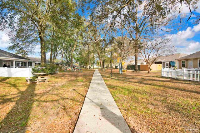 2491 Trailwood Dr, Cantonment, FL 32533