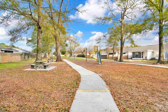 2491 Trailwood Dr, Cantonment, FL 32533