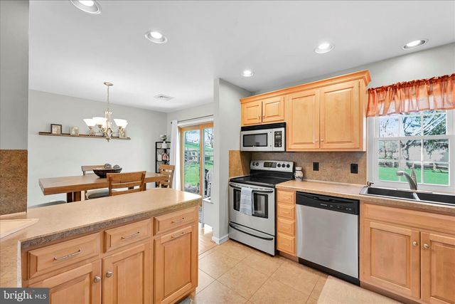 240 BIRCHWOOD LN, Lititz, PA 17543