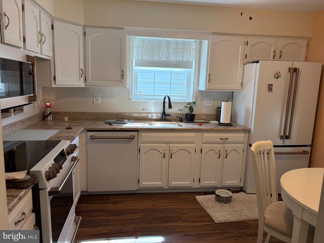 8 WHITE STONE CT, Mt Laurel, NJ 08054
