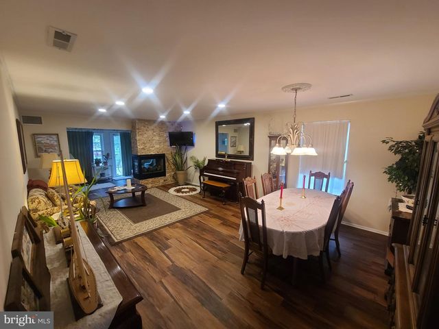 8 WHITE STONE CT, Mt Laurel, NJ 08054