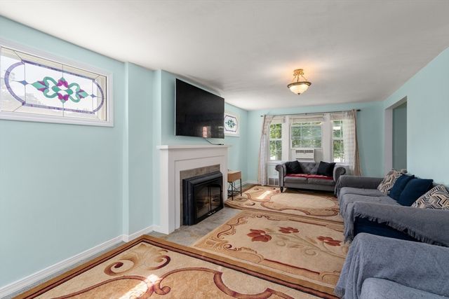 423 Tiffany St, Springfield, MA 01108