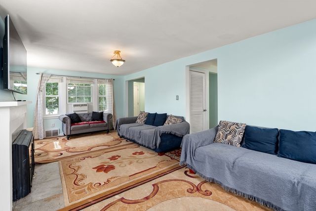 423 Tiffany St, Springfield, MA 01108