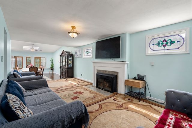 423 Tiffany St, Springfield, MA 01108