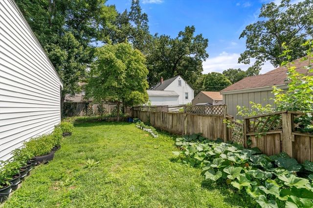 423 Tiffany St, Springfield, MA 01108