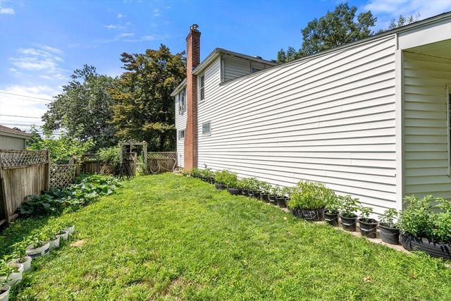 423 Tiffany St, Springfield, MA 01108