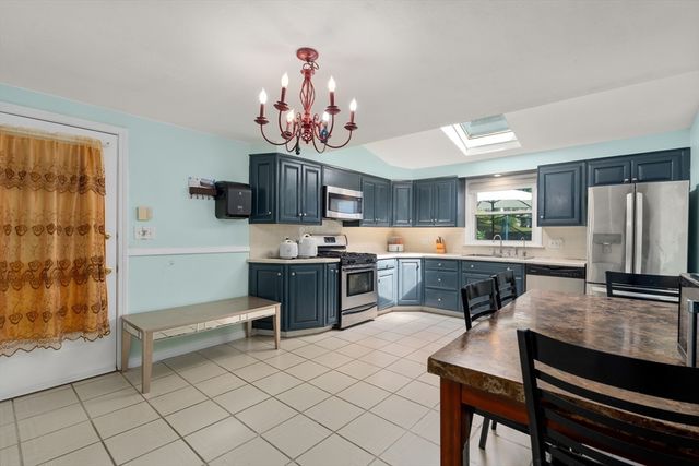 423 Tiffany St, Springfield, MA 01108