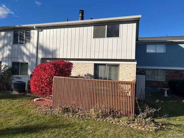 438 Lockmoor Court 18, Grand Blanc, MI 48439