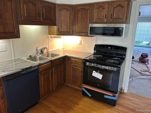 438 Lockmoor Court 18, Grand Blanc, MI 48439