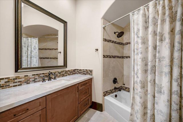 12392 N Via Tuscania Avenue, Clovis, CA 93619