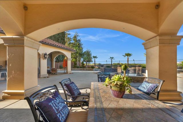 12392 N Via Tuscania Avenue, Clovis, CA 93619