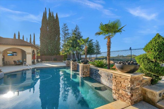 12392 N Via Tuscania Avenue, Clovis, CA 93619