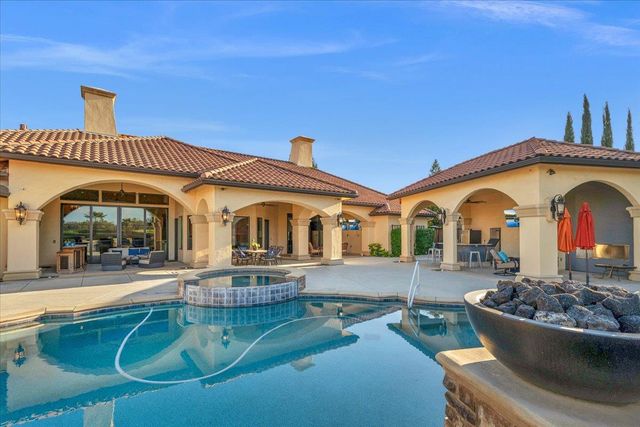 12392 N Via Tuscania Avenue, Clovis, CA 93619