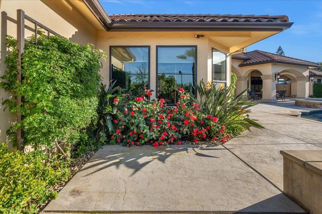 12392 N Via Tuscania Avenue, Clovis, CA 93619