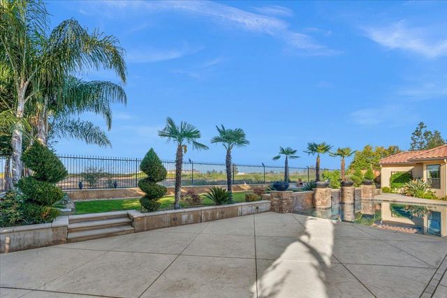 12392 N Via Tuscania Avenue, Clovis, CA 93619