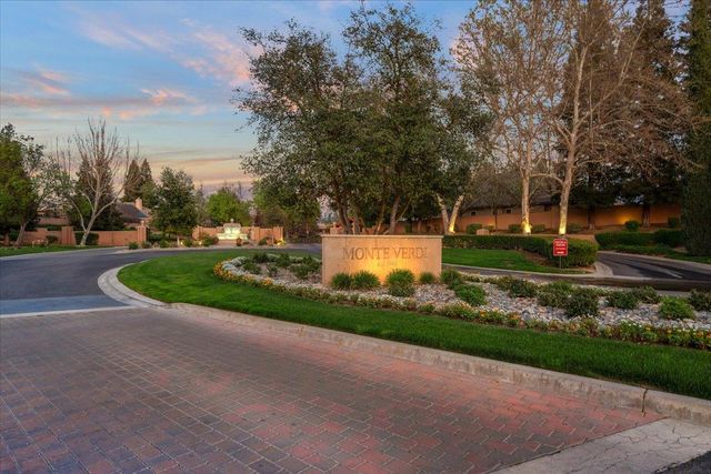 12392 N Via Tuscania Avenue, Clovis, CA 93619