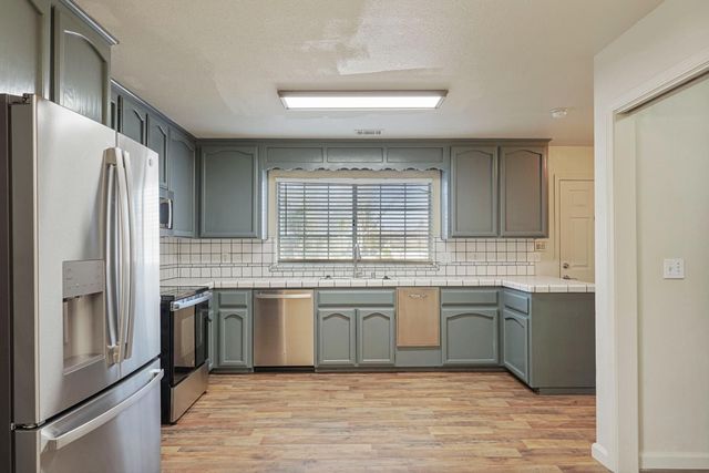 445 La Contenta Way, Valley Springs, CA 95252