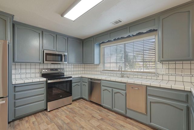 445 La Contenta Way, Valley Springs, CA 95252