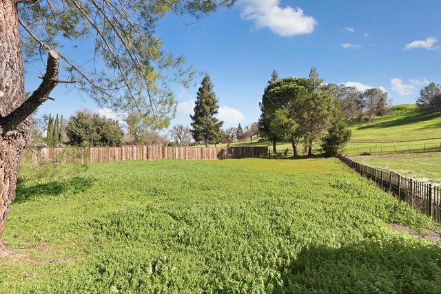 445 La Contenta Way, Valley Springs, CA 95252