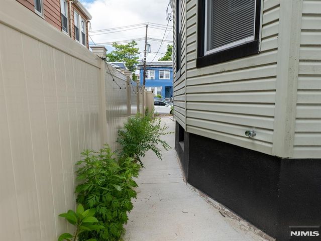 32 Palm Street, Newark, NJ 07106