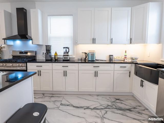 32 Palm Street, Newark, NJ 07106
