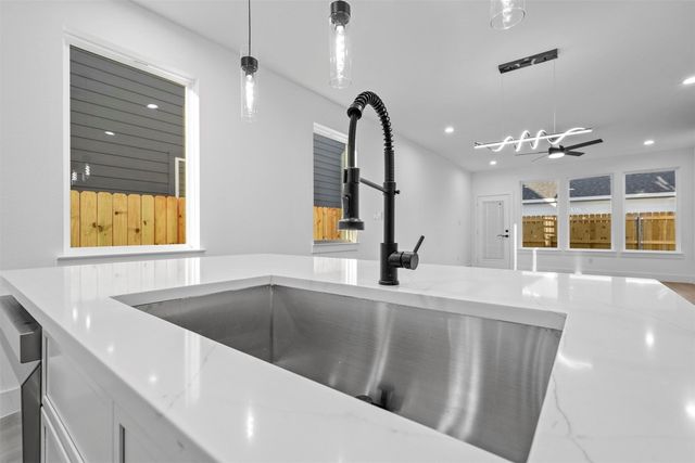 6110 Carlton Garret Street, Dallas, TX 75215