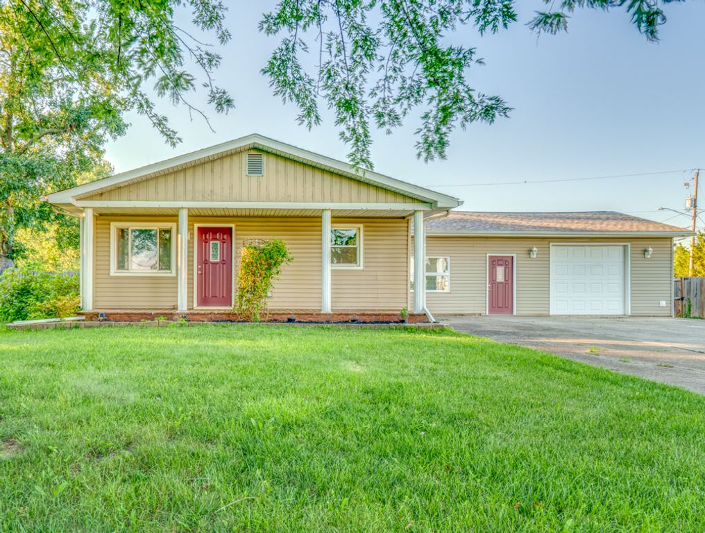 Image 1 of property listing at 1104 Airport Road, Mt Vernon, IL 62864
