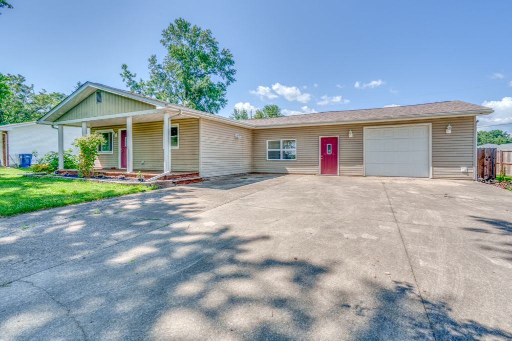 Image 2 of property listing at 1104 Airport Road, Mt Vernon, IL 62864