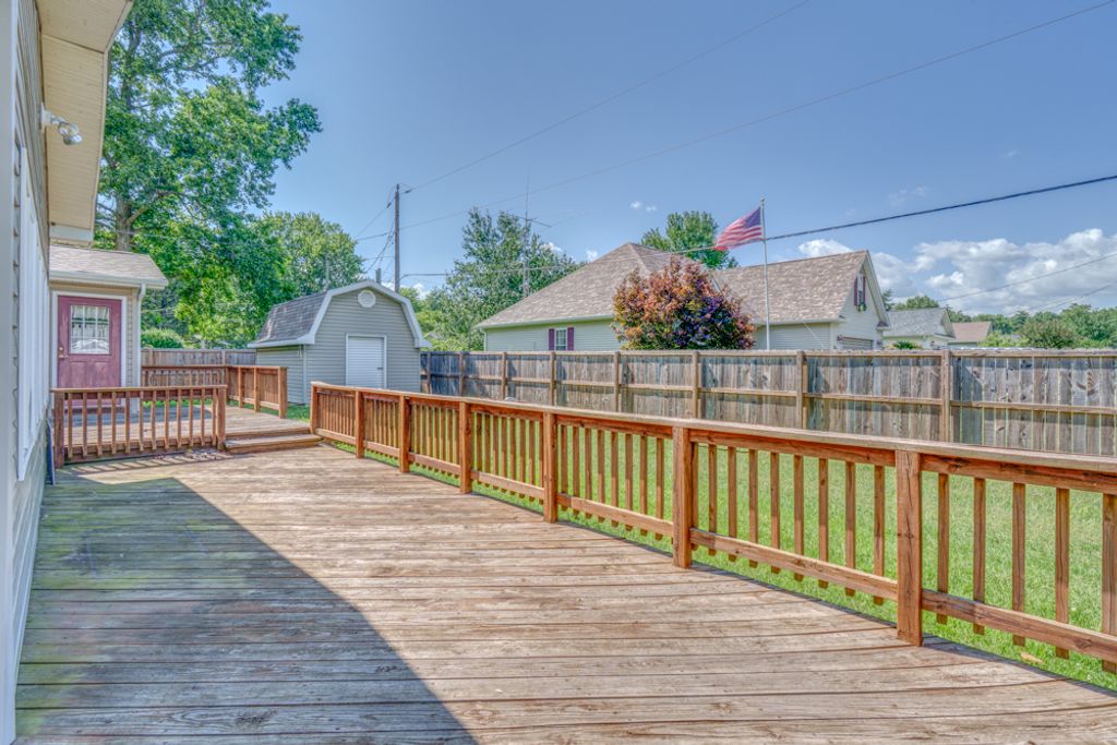 Image 11 of property listing at 1104 Airport Road, Mt Vernon, IL 62864