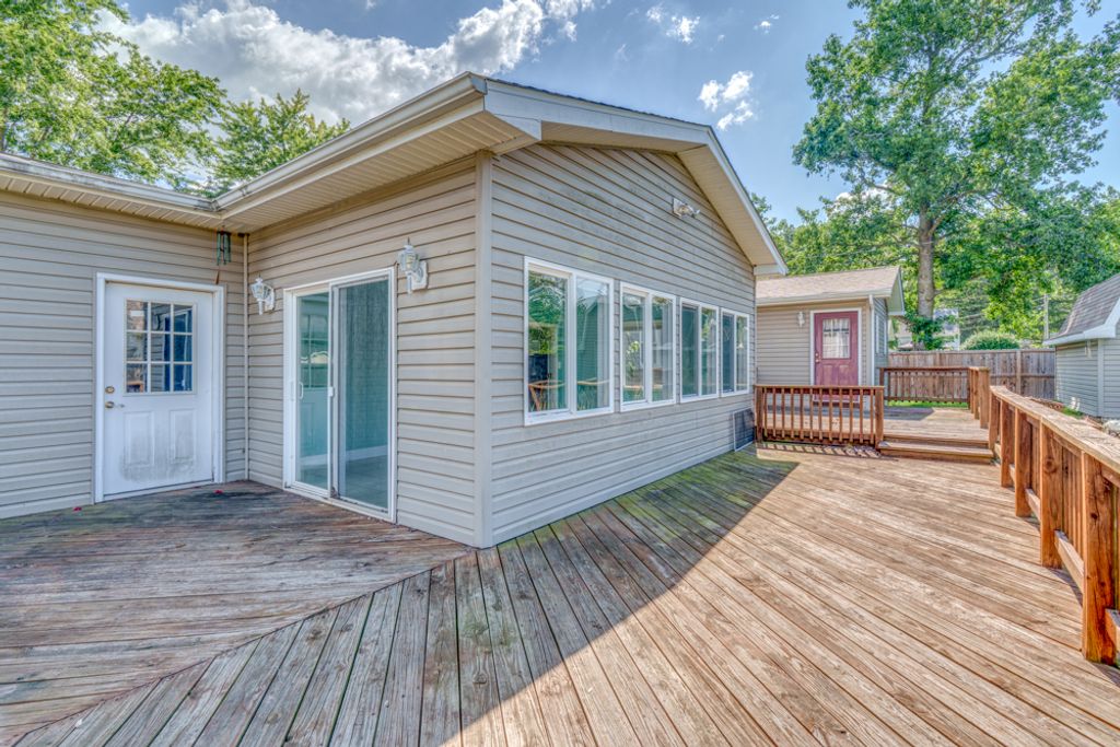 Image 12 of property listing at 1104 Airport Road, Mt Vernon, IL 62864
