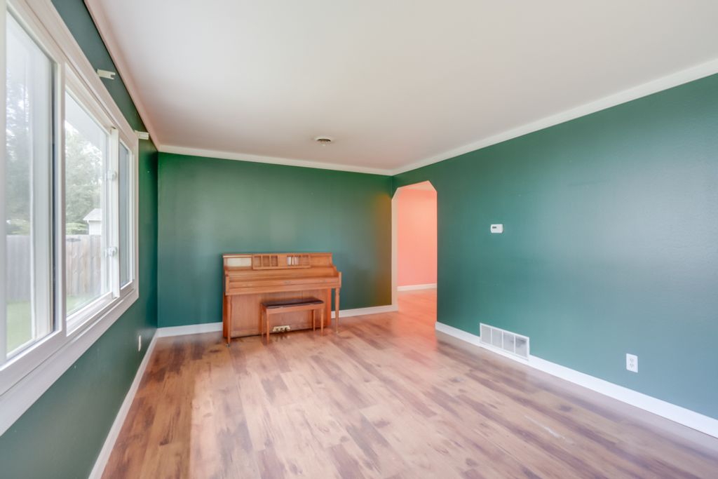 Image 13 of property listing at 1104 Airport Road, Mt Vernon, IL 62864