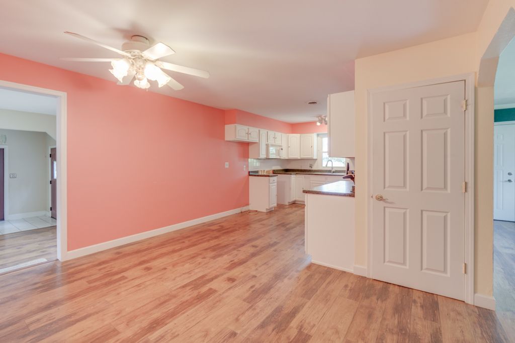 Image 17 of property listing at 1104 Airport Road, Mt Vernon, IL 62864