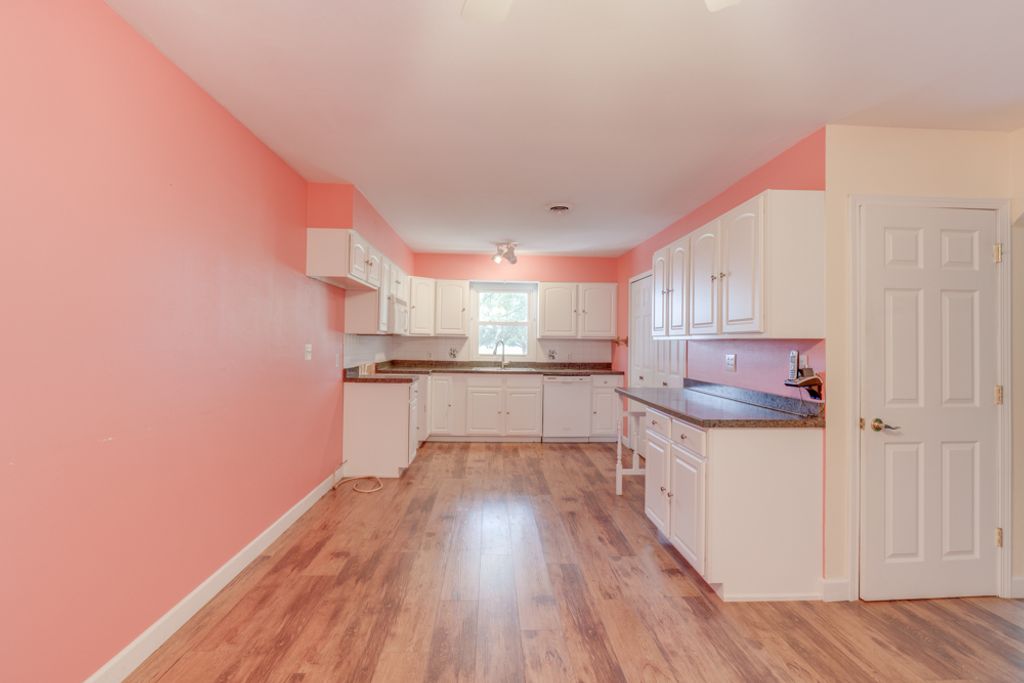 Image 18 of property listing at 1104 Airport Road, Mt Vernon, IL 62864