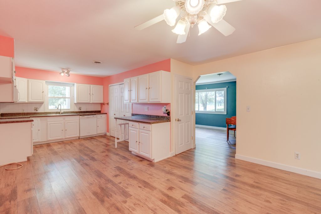 Image 19 of property listing at 1104 Airport Road, Mt Vernon, IL 62864