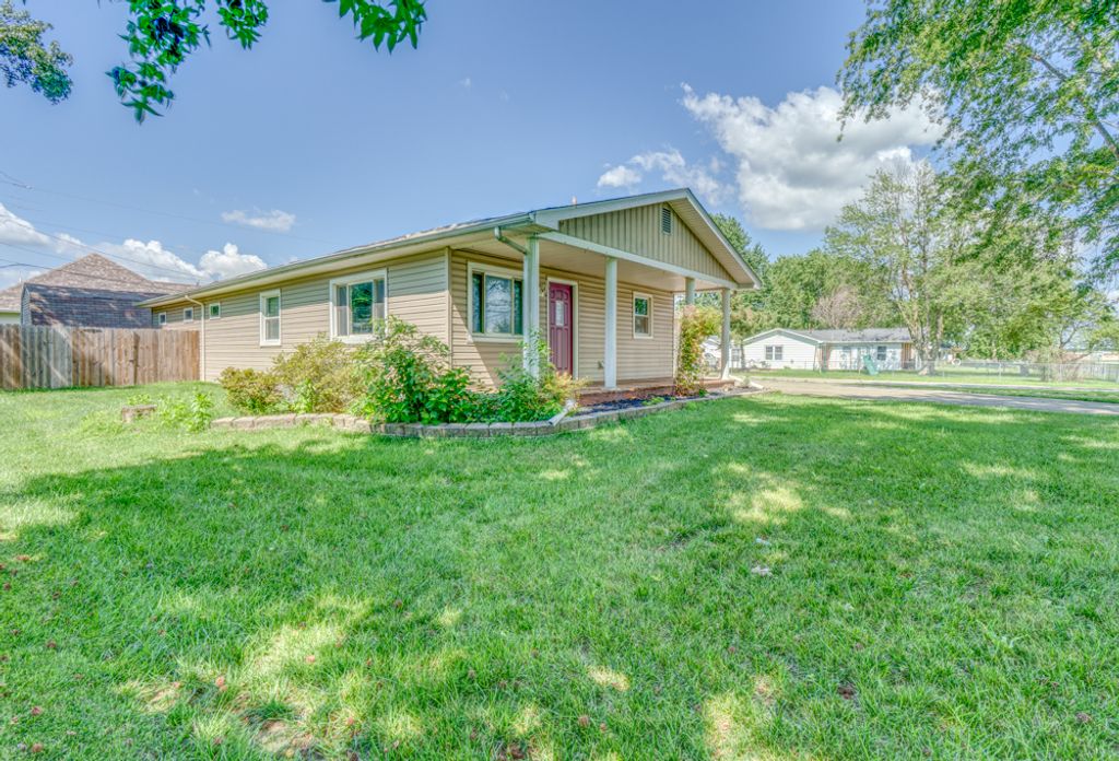 Image 3 of property listing at 1104 Airport Road, Mt Vernon, IL 62864