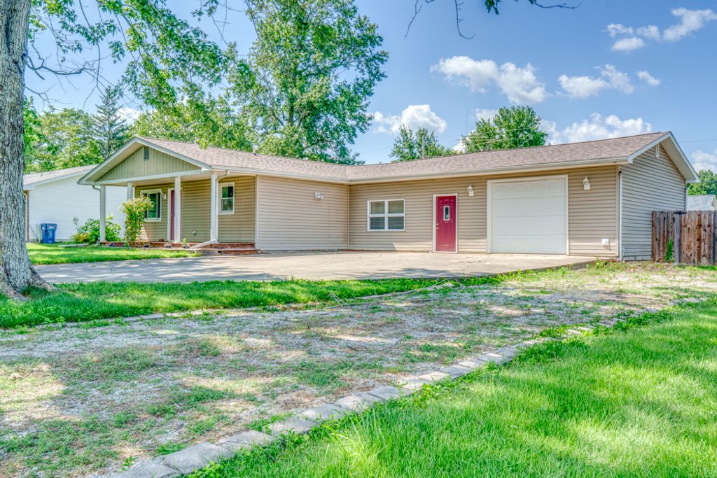 Image 4 of property listing at 1104 Airport Road, Mt Vernon, IL 62864