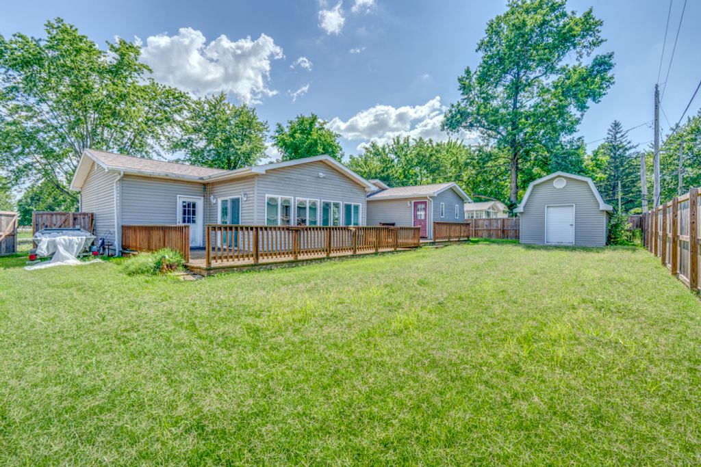 Image 5 of property listing at 1104 Airport Road, Mt Vernon, IL 62864