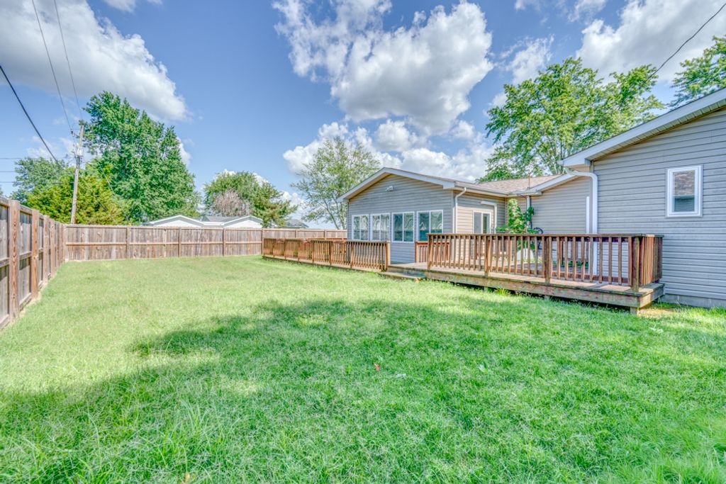 Image 6 of property listing at 1104 Airport Road, Mt Vernon, IL 62864