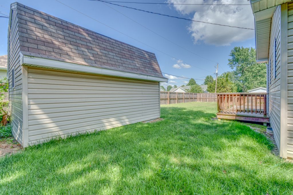 Image 7 of property listing at 1104 Airport Road, Mt Vernon, IL 62864
