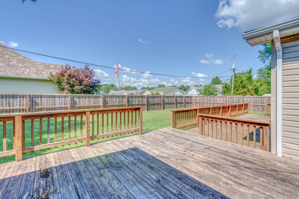 Image 8 of property listing at 1104 Airport Road, Mt Vernon, IL 62864