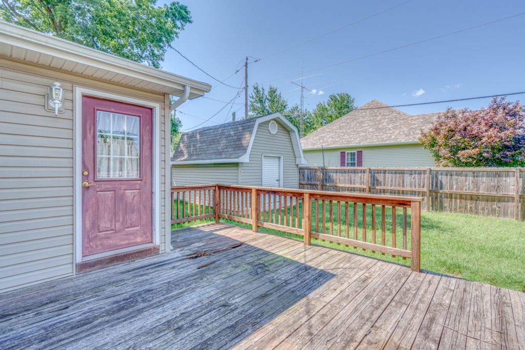 Image 9 of property listing at 1104 Airport Road, Mt Vernon, IL 62864