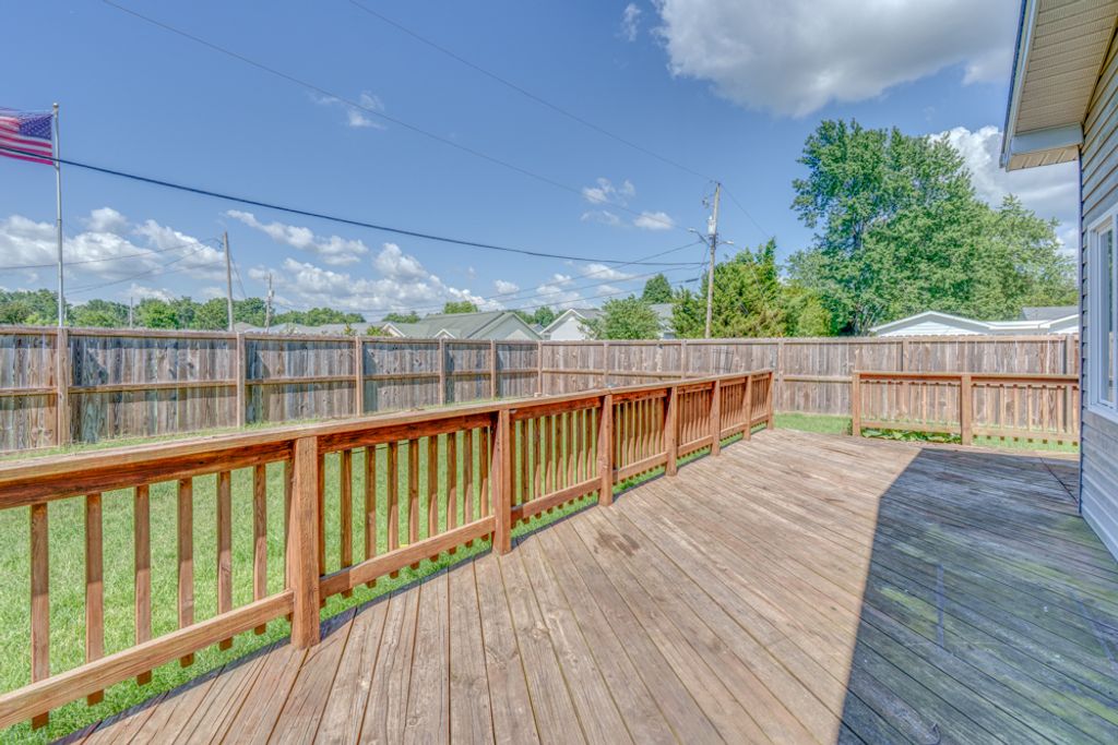 Image 10 of property listing at 1104 Airport Road, Mt Vernon, IL 62864