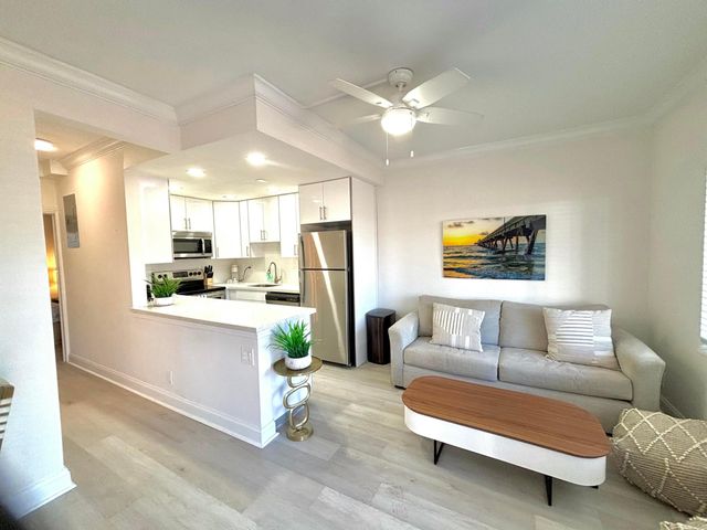 1035 Spanish River Road 108, Boca Raton, FL 33432