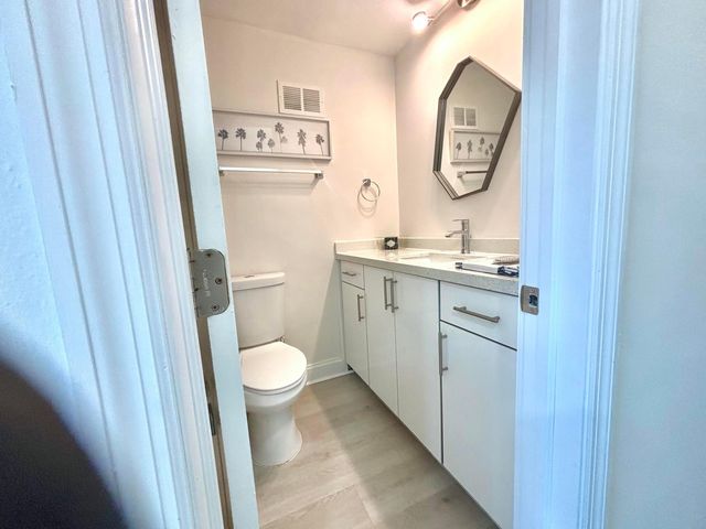 1035 Spanish River Road 108, Boca Raton, FL 33432