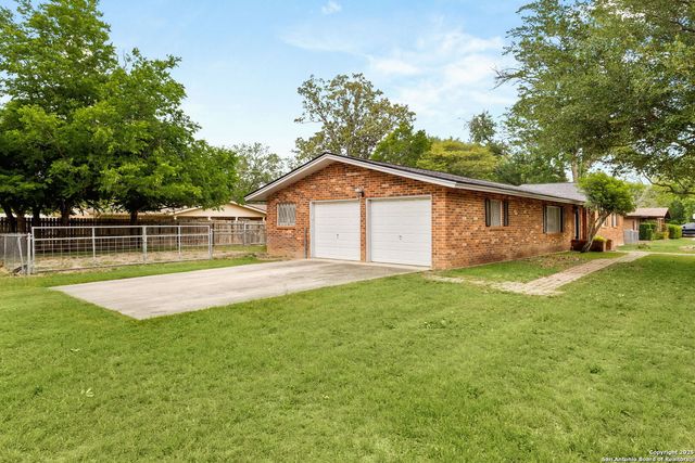 114 Nueces, Seguin, TX 78155