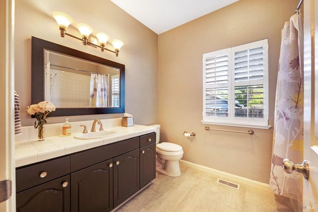 1508 Ronne Dr, Santa Rosa, CA 95404