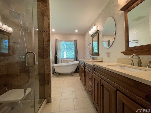 200 Deerwood Lane, Grand Island, NY 14072